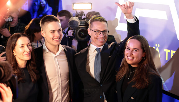 Suzanne Innes-Stubb sekä Oliver, Alexander ja Emilia Stubb on nähty yhdessä lähinnä vaalivalvojaisissa sekä tietysti joulukuun alussa Linnan juhlissa. Tämä kuva on presidentinvaalien valvojaisillasta.