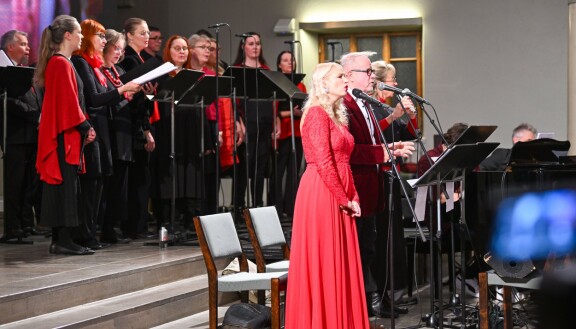 Reeta esiintyi yhdessä kirkkokuoron kanssa.