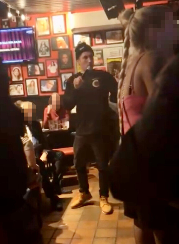 Espoon Sankaritar 15.12. klo 02.08: Stefu Therman hoilasi antaumuksella karaokea.