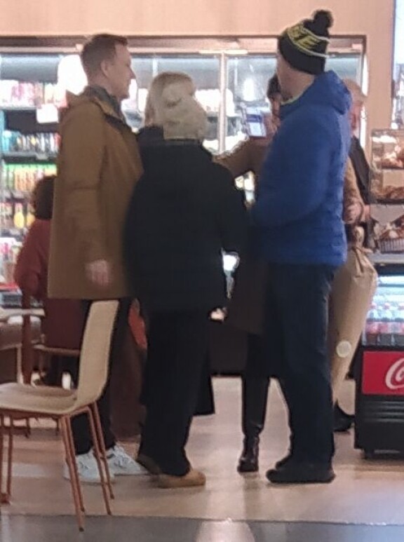 Vappu oli kahvilla yhdessä miehensä Teemun (sinitakkinen) ja Juha Valtion (ruskeatakkinen) perheen kanssa.