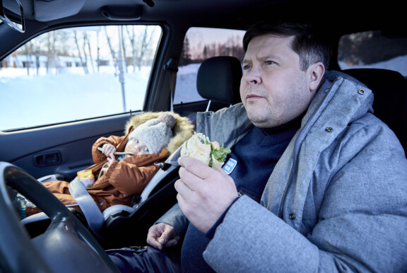 Santeri kulkee työkeikoilla mukana. Välillä hoitovastuun ottaa Niilo Aikio (Janne Kataja).