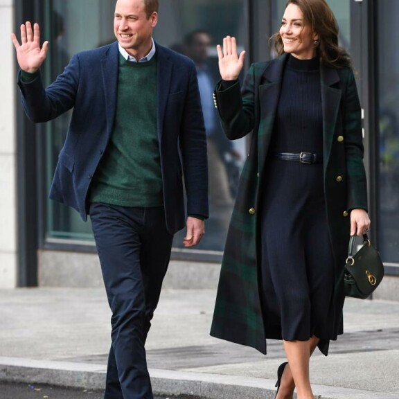 Aurinkoisina edustaneet prinssi William ja prinsessa Catherine olivat pukeutuneet samoihin sävyihin. prinssi william, prinsessa Catherine