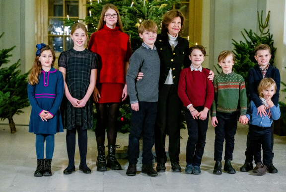 Kuvassa serkkujoukko isoäidin kanssa: vasemmalta oikealle prinsessat Adrienne, Leonore, Estelle, prinssi Nicolas, kuningatar Silvia, prinssit Alexander, Gabriel, Oscar ja Julian.