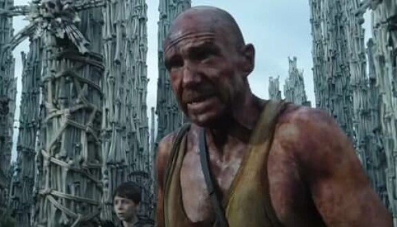 Ralph Fiennes elokuvassa 28 vuotta myöhemmin.