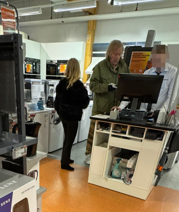 – Helmi Loukasmäki ja Danny olivat kenties tilaamassa jonkinlaista kodinkonetta pukin konttiin, sillä he lähtivät kaupasta tyhin käsin, Seiskalle kerrotaan.