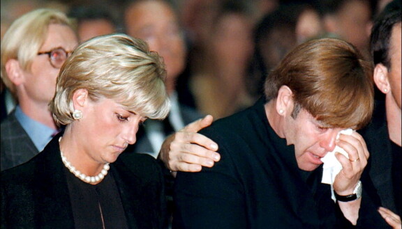 Elton John ja Diana, Walesin prinsessa Gianni Versacen hautajaisissa 22. heinäkuuta 1997. Vain viisi viikkoa myöhemmin Diana kuoli auto-onnettomuudessa Pariisissa 31.8.1997.