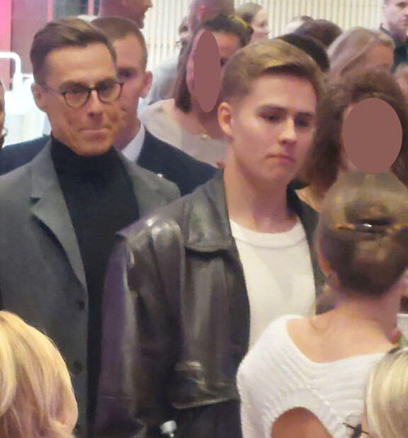 Hyväntuulinen presidentti Alexander Stubb kulki poikansa takana.