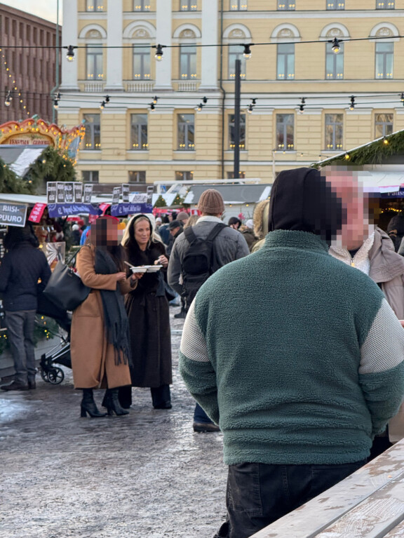 Nanna ja ystävätär nauttivat ensin joululauluista ja sen jälkeen puurosta.