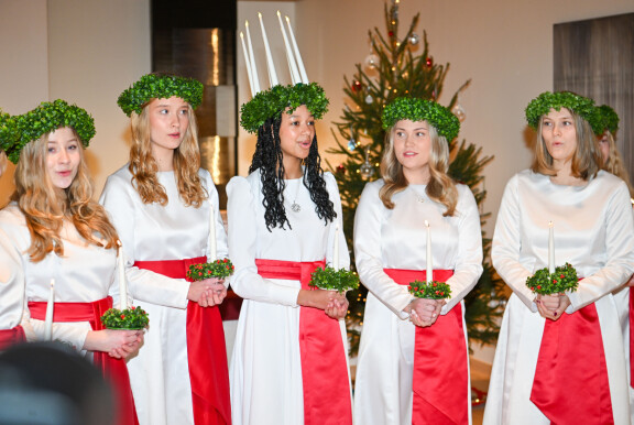Keskellä kuoroa edusti vuoden 2024 Lucia-neito, kirkkonummelainen Daniela Owusu.