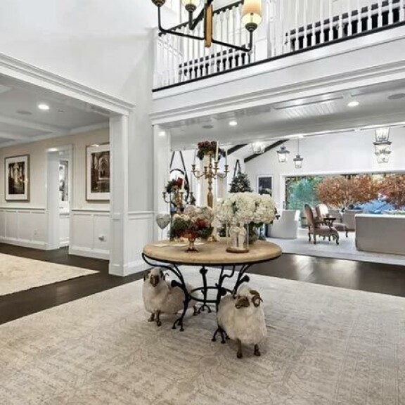 Korkean aulan keskellä on pöytä, jota vartioi kaksi pehmopässiä. Korkean aulan keskellä on pöytä, jota vartioi kaksi pehmopässiä.