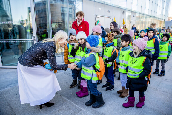 Kruununprinsessan yllä takki nähtiin lyhyemmäksi muokattuna.