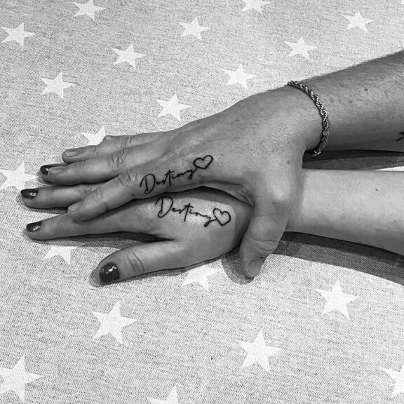 - Pidämme molemmat tatuoinneista. Kyseessä ei ole kummankaan ensimmäinen tatuointi, Waldo kertoo Seiskalle. Tatska