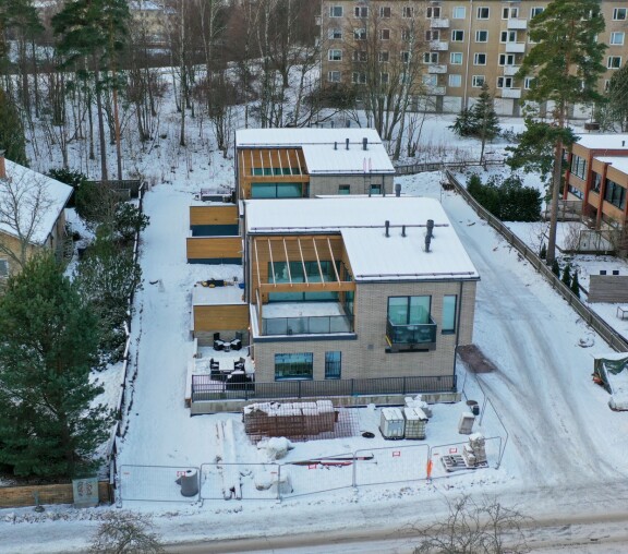 Kallen ja Antin pihojen maisemointityöt ovat vielä kesken.