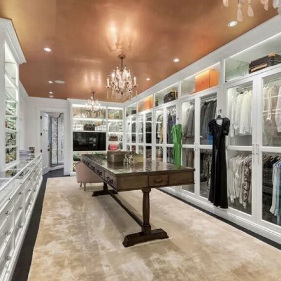 Makuuhuoneiden yhteydessä on vaatehuoneet, joissa vaatteet ovat pölyltä suojassa lasiovien takana. Makuuhuoneiden yhteydessä on vaatehuoneet, joissa vaatteet ovat pölyltä suojassa lasiovien takana.