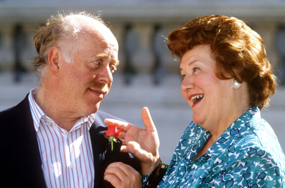 Vasemmalla Hyacinthin miestä Richardia esittänyt Clive Swift sekä Patricia itse vuonna 1991, kumpikin roolihahmojensa asuissa.