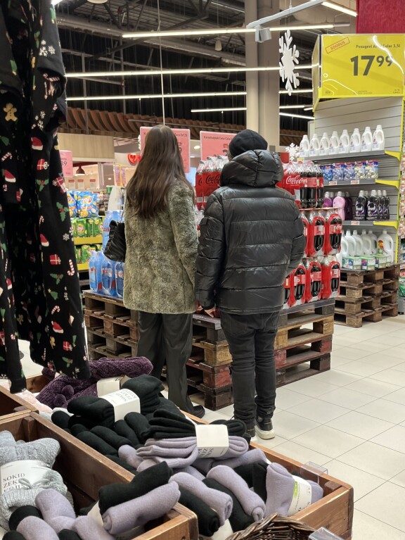 Pariskunta palloili virolaisessa ruokakaupassa.