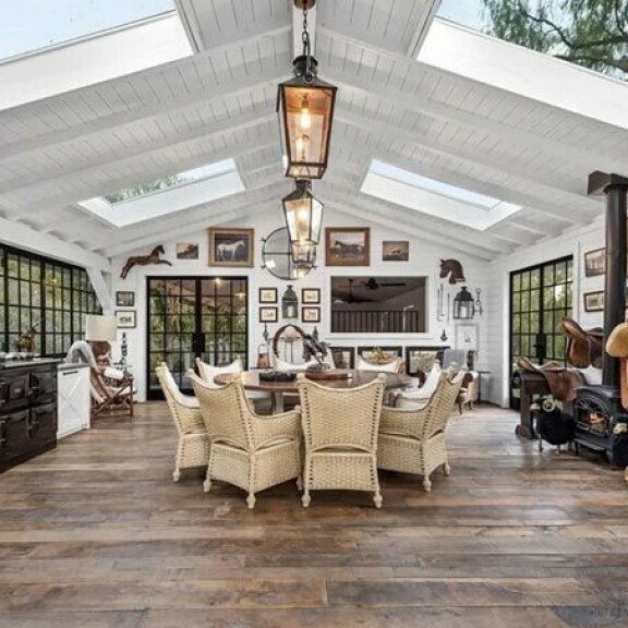 Hulppea asunto pursuilee hauskoja hevosyksityiskohtia, sillä näyttelijä on kiintynyt tähän eläinlajiin. Hulppea asunto pursuilee hauskoja hevosyksityiskohtia, sillä näyttelijä on kiintynyt tähän eläinlajiin.