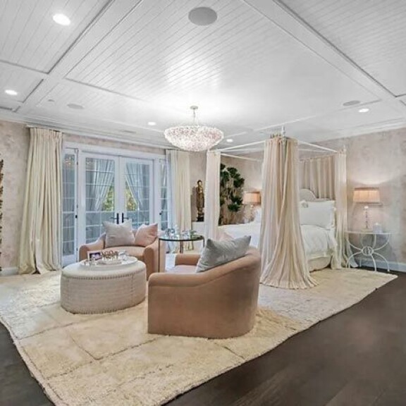 Talo on sisustettu värein, jotka imartelevat toisiaan ja rauhoittavat asukasta. Talo on sisustettu värein, jotka imartelevat toisiaan ja rauhoittavat asukasta.