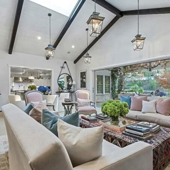 Suuresta olohuoneesta johtaa leveät ovet sekä keittiöön että terassille. Suuresta olohuoneesta johtaa leveät ovet sekä keittiöön että terassille.