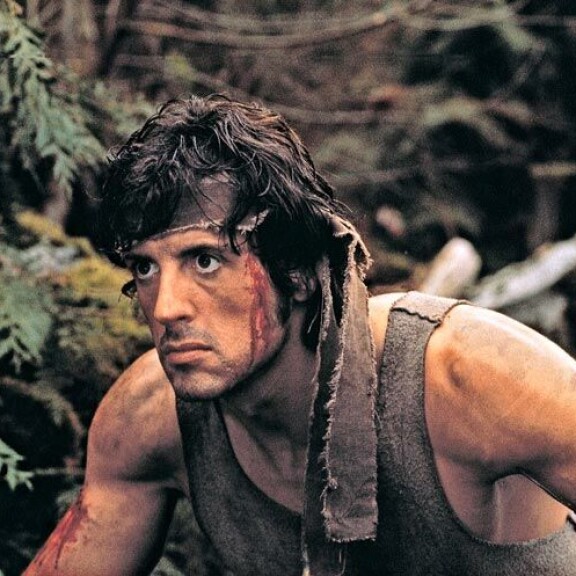 Yksi Sylvesterin ikonisimmista rooleista on toimintasankari John Rambo, joka nähtiin valkokankaalla ensimmäisen kerran vuonna 1982. Yksi Sylvesterin ikonisimmista rooleista on toimintasankari John Rambo, joka nähtiin valkokankaalla ensimmäisen kerran vuonna 1982.