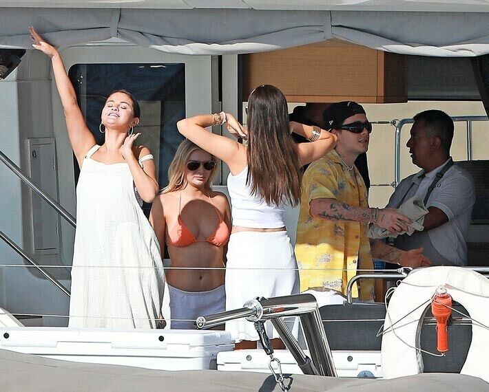 Rihanna toi perheensä töihin, Mark Wahlberg esitteli muskeleitaan – megatähdet rantautuivat suosittuihin ökykohteisiin Selena Gomez