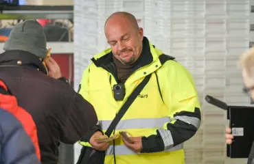 Leuat loksahtivat ruokajonossa: miljonääri ilmestyi paikalle 40 000 euron setelikasan kanssa – kuvat!