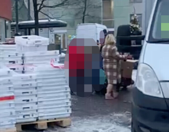 Johanna Tukiainen kiilasi jonon ohi, ja yritti haalia itselleen ilmaisia joulukasseja.