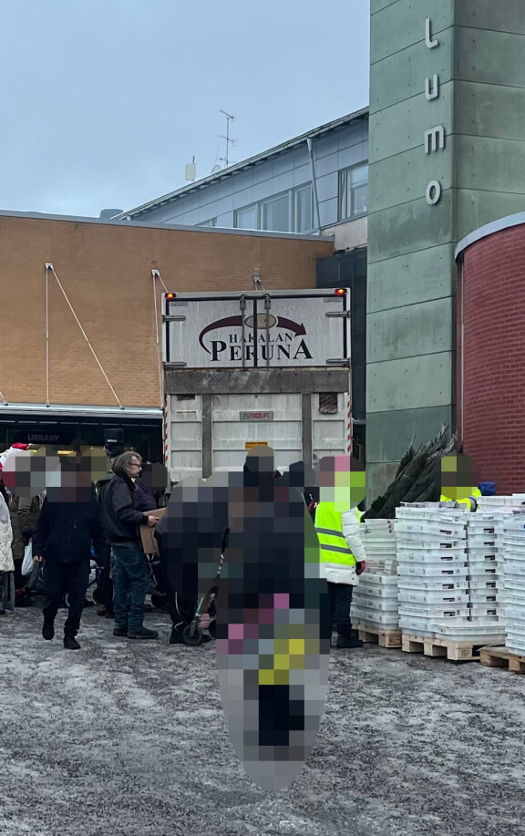 Johanna Tukiaisen on-off-rakas Veijo Lalli jonotti ruokakasseja rauhallisesti. Johanna viis veisasi jonosta ja suuntasi suoraan kärkeen.