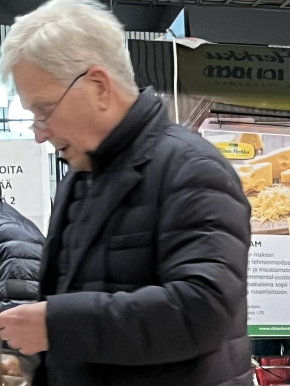 Talvisesti toppavaatteisiin pukeutunut Sauli keskittyi ostoksiinsa rauhassa.