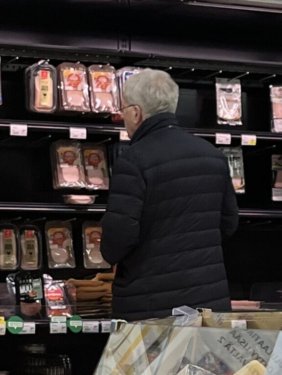 Ex-presidentti tutki leikkelehyllyä silmä kovana.