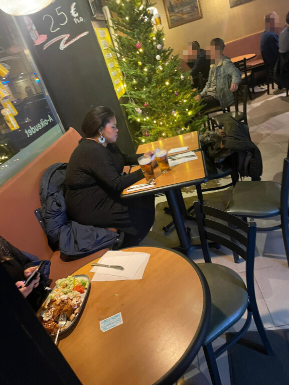 Fatim kehuu Sivukaiteen pizzoja ja kebabia erinomaiseksi.