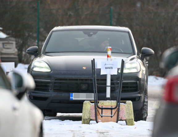 Kiekkotähti hyppäsi hienoon Porscheen.