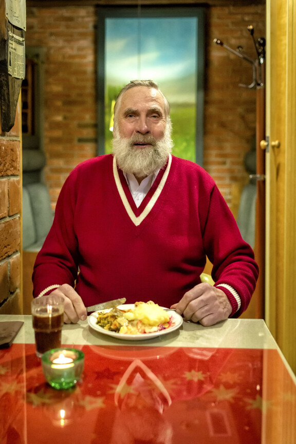 Juha Miedon joulupöydästä löytyy kinkun lisäksi muun muassa myös maksalaatikko.