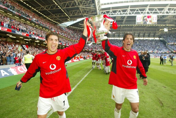 Cristiano Ronaldo (vas) pelasi uransa alussa sekä myös myöhemminkin Manchester Unitedissa. Vieressä hollantilainen Ruud van Nistelrooy, joka vaikuttaa nykyään kentän laidalla valmentajana.
