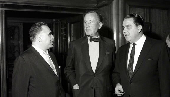 Ensimmäisiä Bond-elokuvia tuottivat Harry Saltzman ja Alber R. Cubby Broccoli. Keskellä Bondin luoja, Ian Fleming elokuvan Salainen agentti 007 Istanbulissa kuvauksissa vuonna 1963.