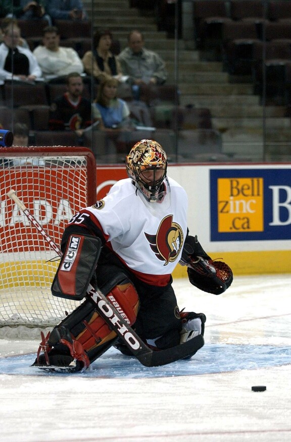 Jani Hurme torjuntatöissä syksyllä 2001, jolloin hän torjui kiekkoja NHL-joukkue Ottawa Senatorsin maalilla.