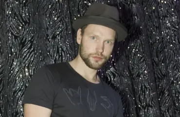 Syyte: Mies yritti tappaa suomalaisartistin