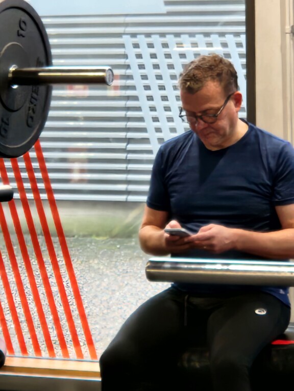 Petteri uppoutui kännykkäänsä kesken treenien.