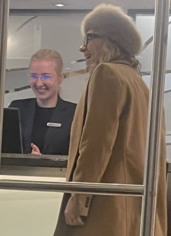 Hampaissaan Jukalla ei suinkaan sisätiloissa ole tupakkaa, vaan taustalla olevat kuviot vain tekevät tepposensa.