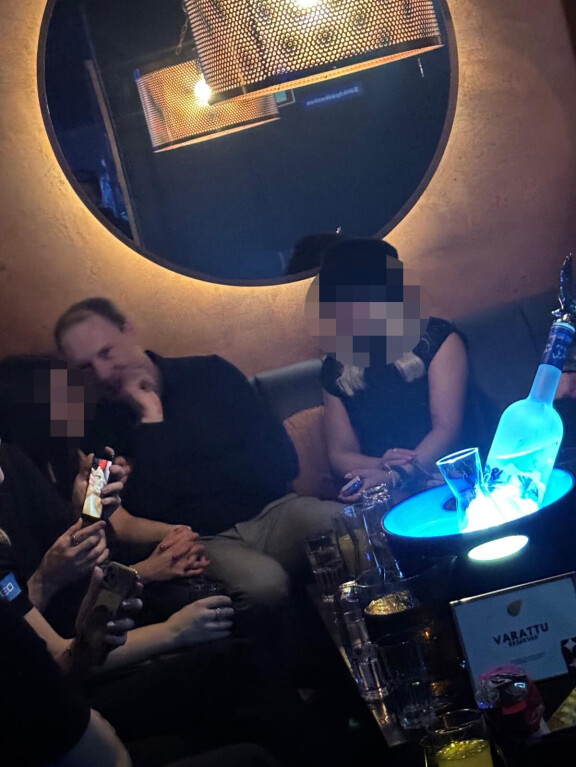 Jari-Matti kertoo Seiskalle, että hänen porukkansa koostui sekä Kalle Rovanperän omista tutuista että miesten yhteisistä tutuista.