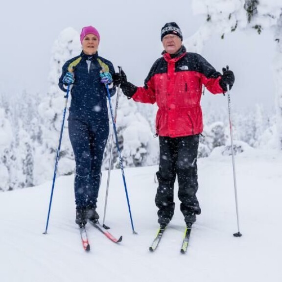 Isä ja tytär viettivät laatuaikaa sankassa lumipyryssä. Hiihto