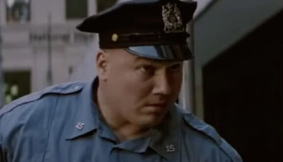 Tony Halme esittää poliisiksi naamioitunutta roistoa Romania.