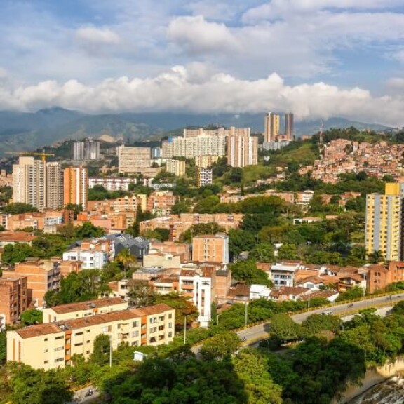 Kolumbian Medellín oli 80-luvulla yksi maailman vaarallisimmista paikoista. Nykyisin valtion kolmanneksi suurin kaupunki tunnetaan modernina ja innovatiivisena. Medellín
