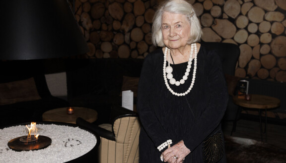 Seiska haastatteli näyttelijälegenda Anja Pohjolaa, 93, Red Carpet -festivaalin yhteydessä.