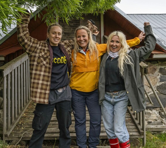 Susanna Penttilä taisteli Farmi Suomi: Revanssin voitosta. Vieressä voittaja Kirsikka Simberg (vasemmalla) ja toimittaja Katri Utula.