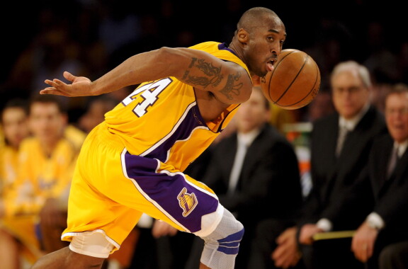Kobe oli koko ammattiuransa ajan Los Angeles Lakersissa, ja toimi myös joukkueen kapteenina.