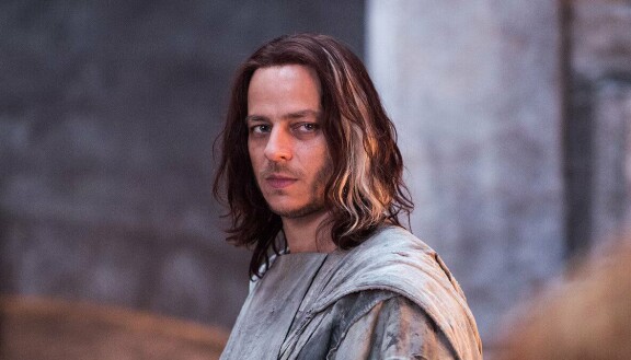 Tom Wlaschicha ei jakanut Game of Thrones -spoilereita Williamille ja Katelle. Tom on nähty myös sarjoissa Jack Ryan (Prime Video) ja Stranger Things (Netflix).