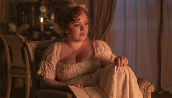 Netflixin hittisarja Bridgerton perustuu Julia Quinnin kirjasarjaan. Sarjan keskiössä on aristokraattinen Bridgertonien perhe. Kuvassa Penelope (Nicola Coughan).
