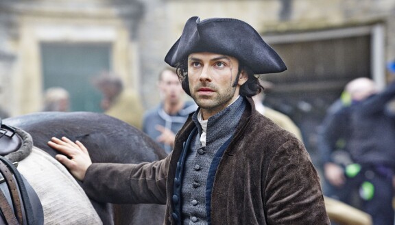 Poldarkissa kapteeni Ross Poldark (Aidan Turner) palaa Yhdysvaltain vapaussodasta kotiin pieneen englantilaiseen kaivoskylään.