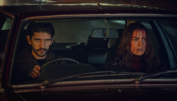 Netflix-sarjassa Black Doves vakooja Helen Webb (Keira Knightley) palkkaa sarjamurhaajaystävänsä Samin (Ben Whishaw) tutkimaam rakastajansa murhaa.